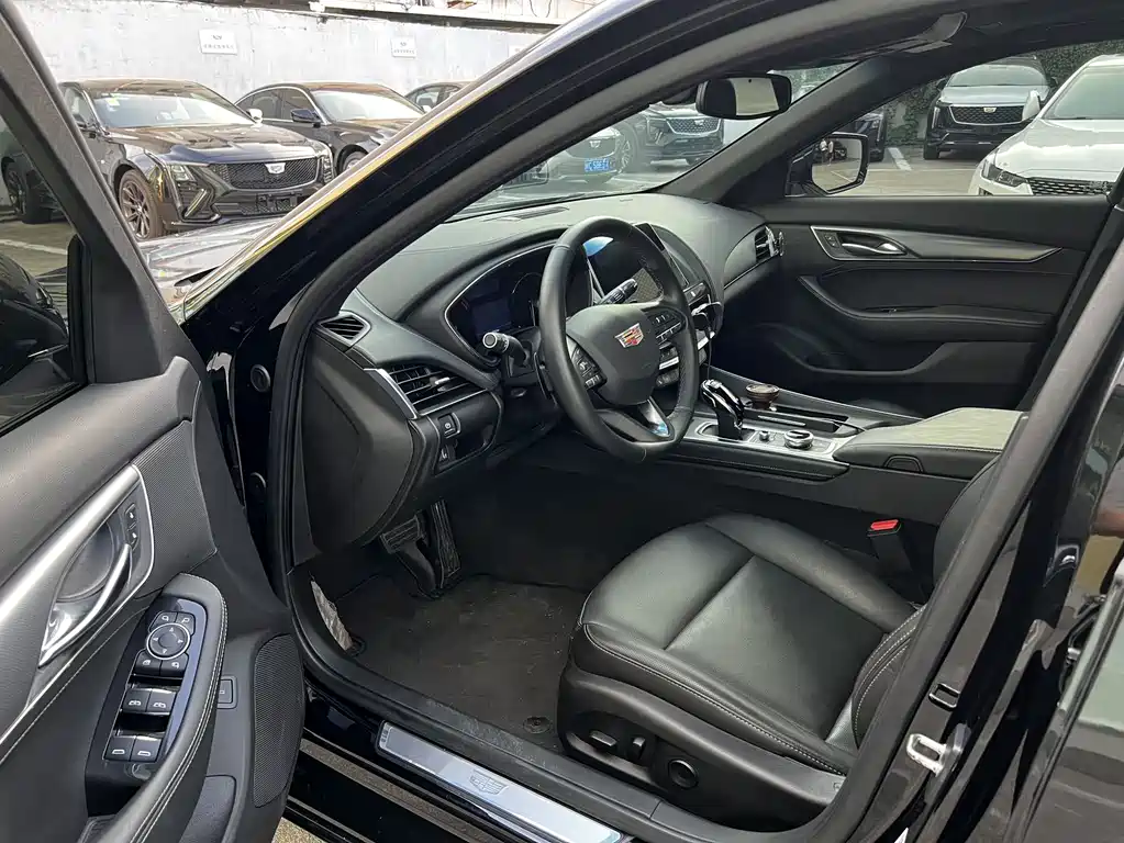 Cadillac CT5 — фото 8