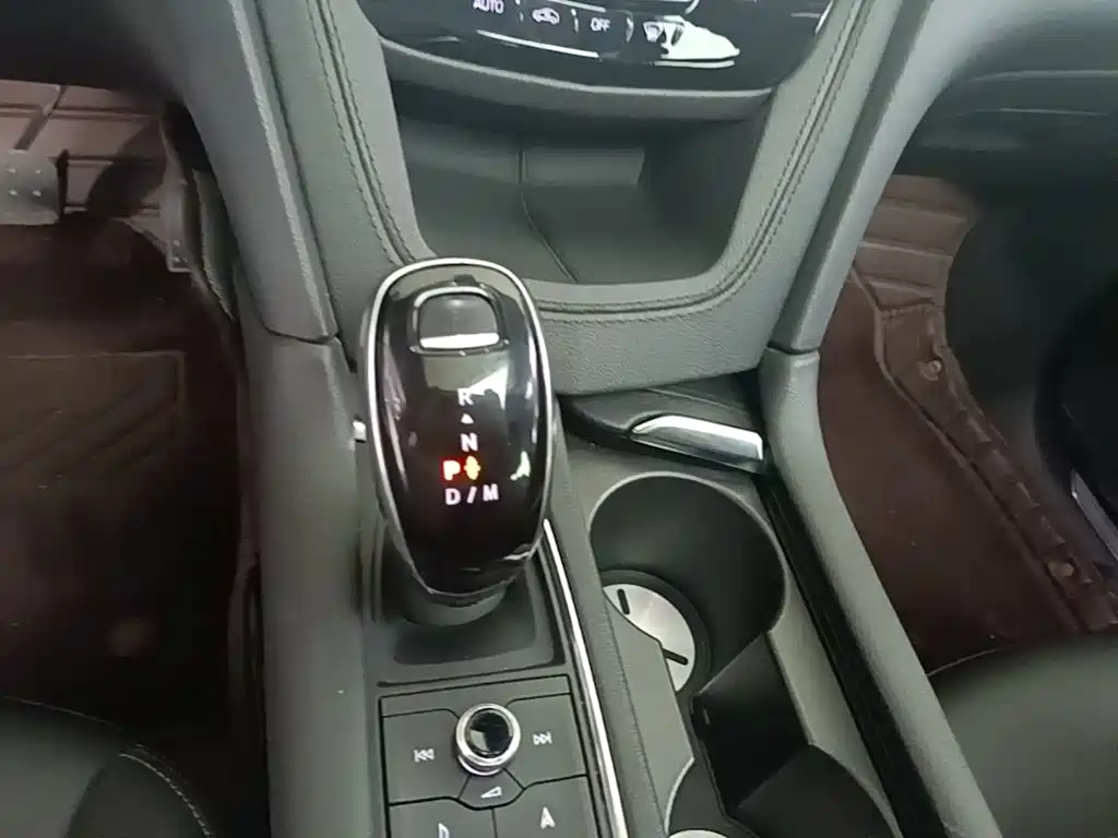 Cadillac XT5 — фото 14