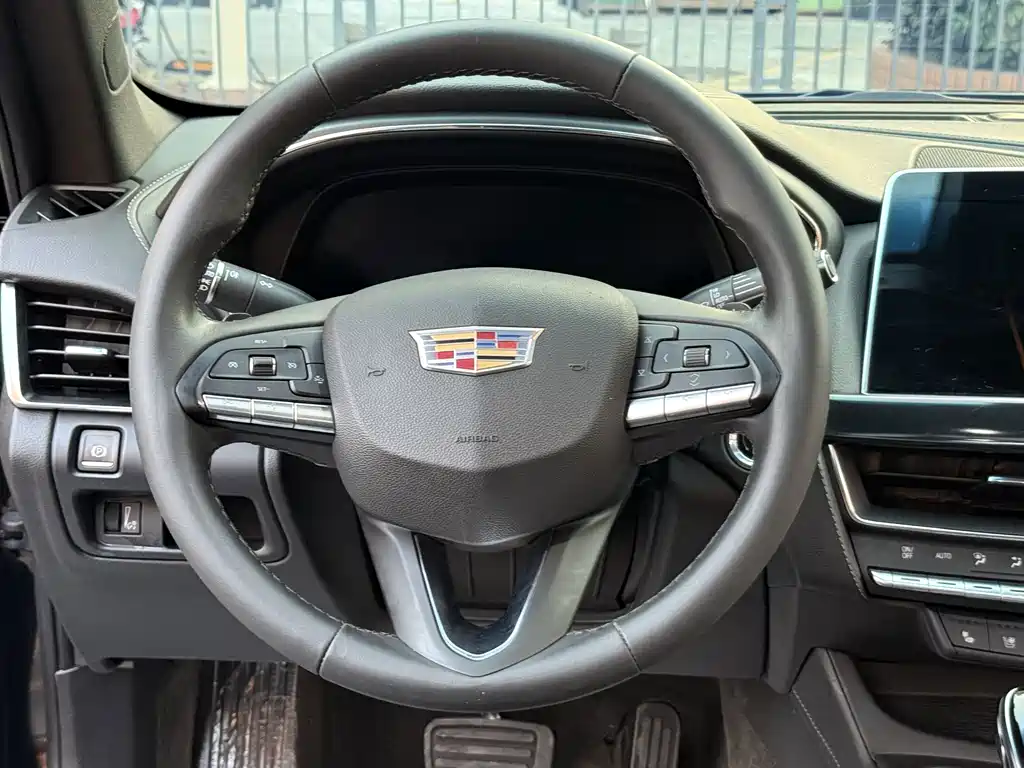 Cadillac CT5 — фото 24