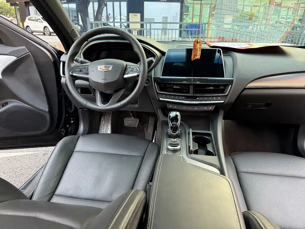 Cadillac CT5 — фото 25
