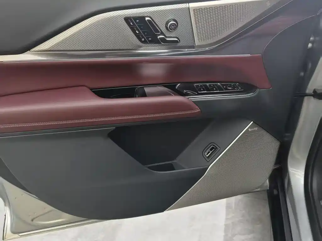 Cadillac XT5 — фото 6