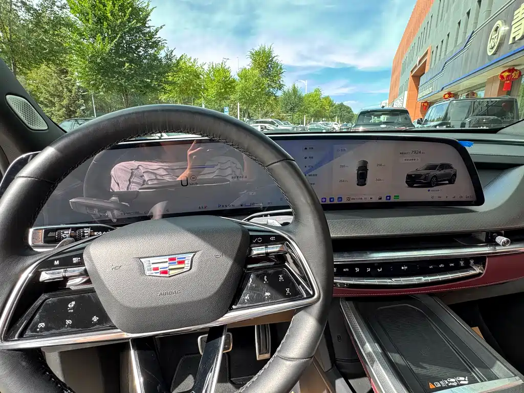 Cadillac XT5 — фото 8