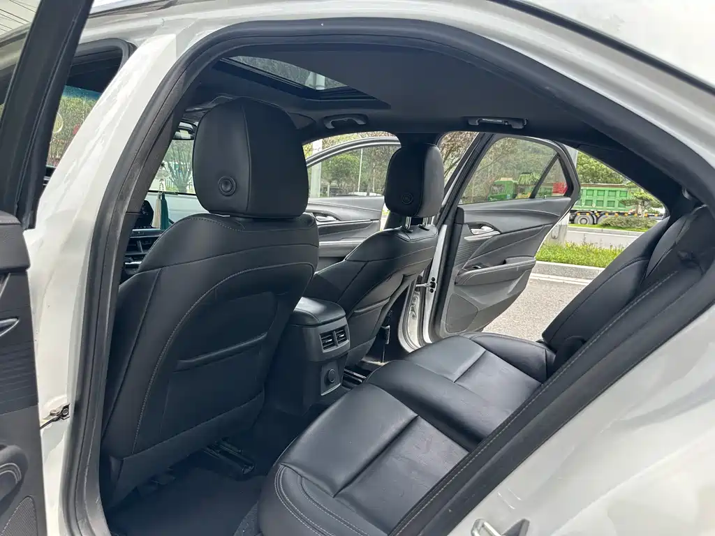 Cadillac CT4 — фото 8