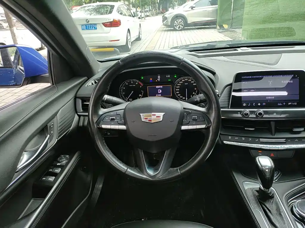 Cadillac CT4 — фото 11