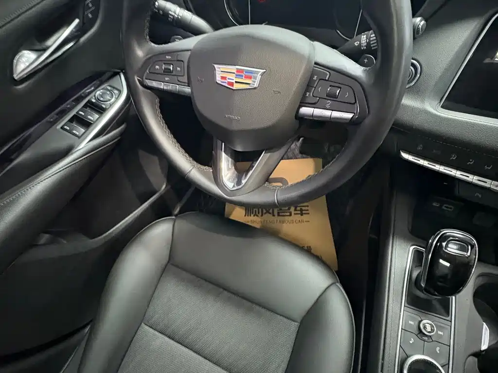 Cadillac XT4 — фото 8