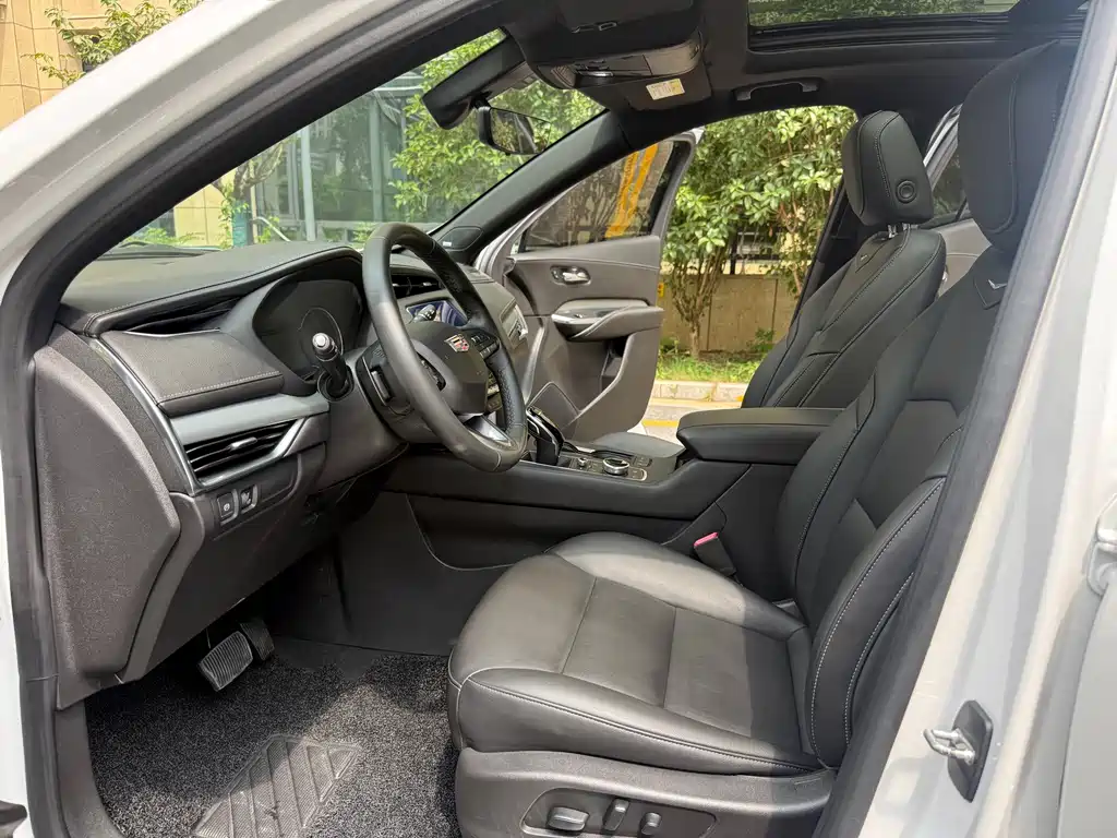 Cadillac XT4 — фото 11