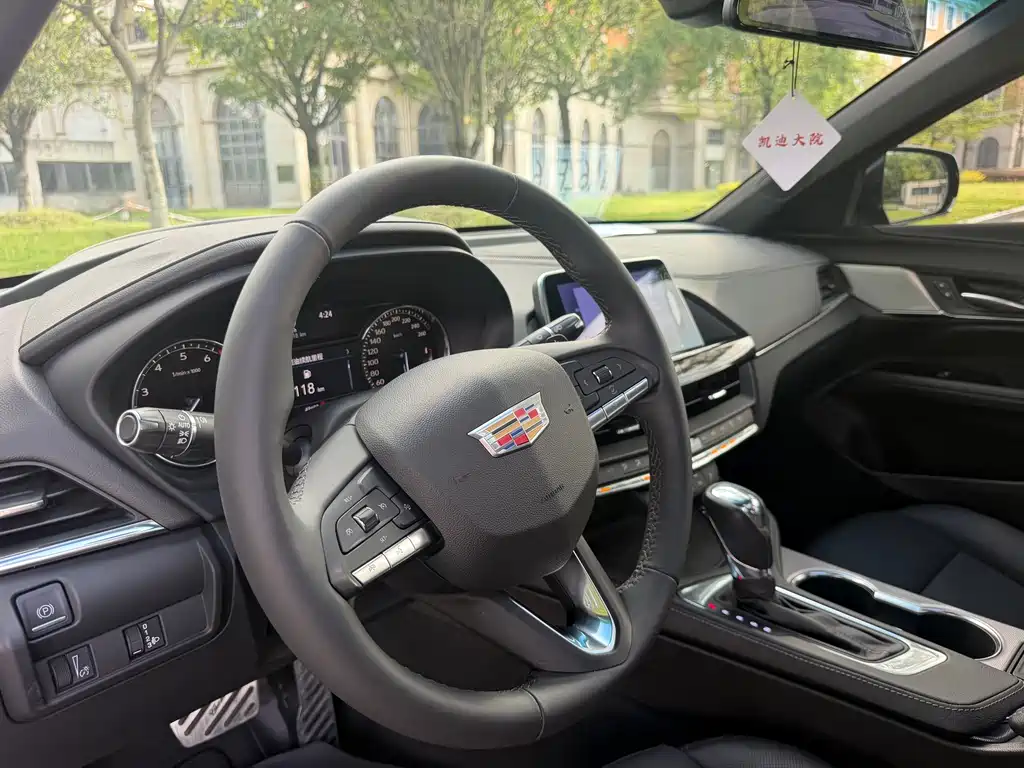 Cadillac CT4 — фото 17