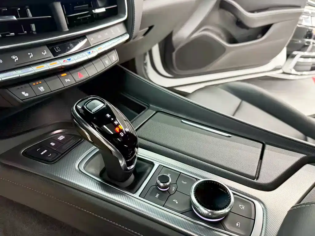 Cadillac CT5 — фото 11