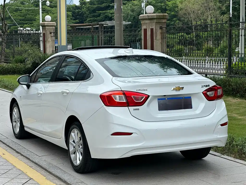Chevrolet Cruze — фото 11