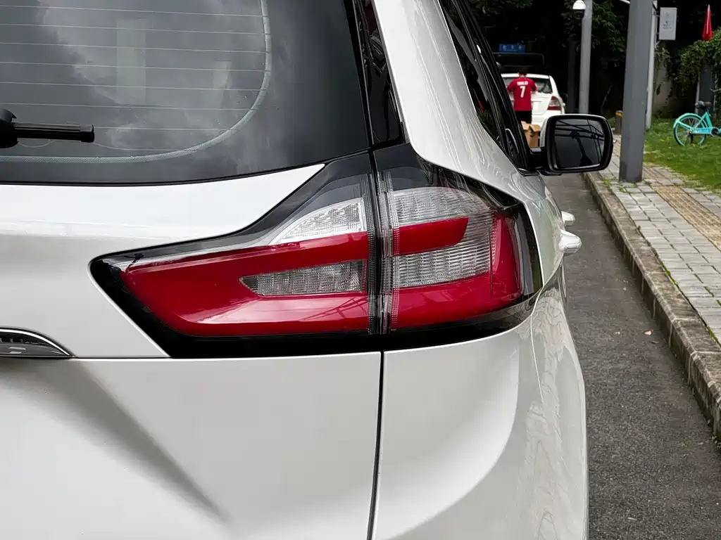 Ford Edge — фото 9