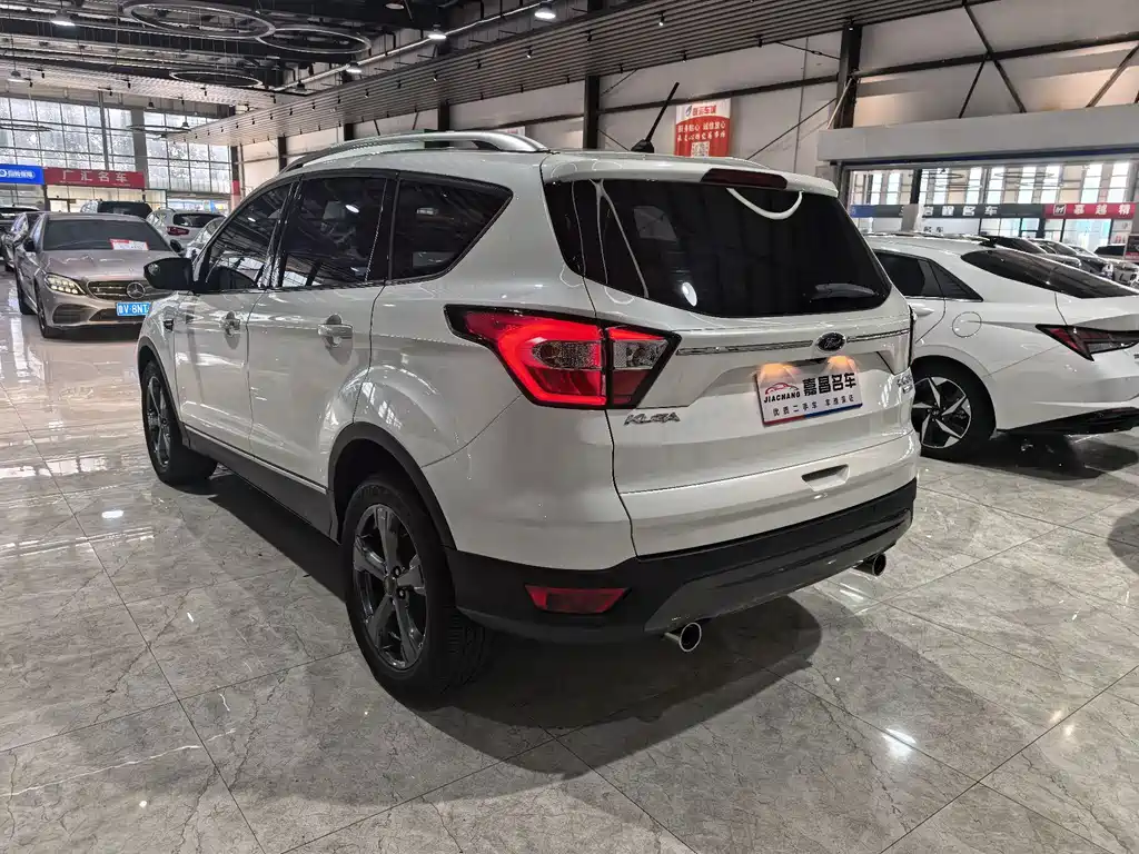 Ford Kuga — фото 17