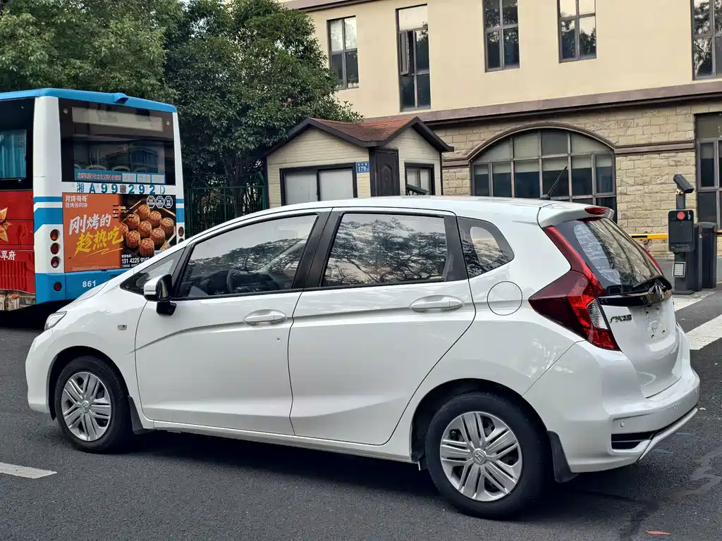 Honda Fit — фото 9