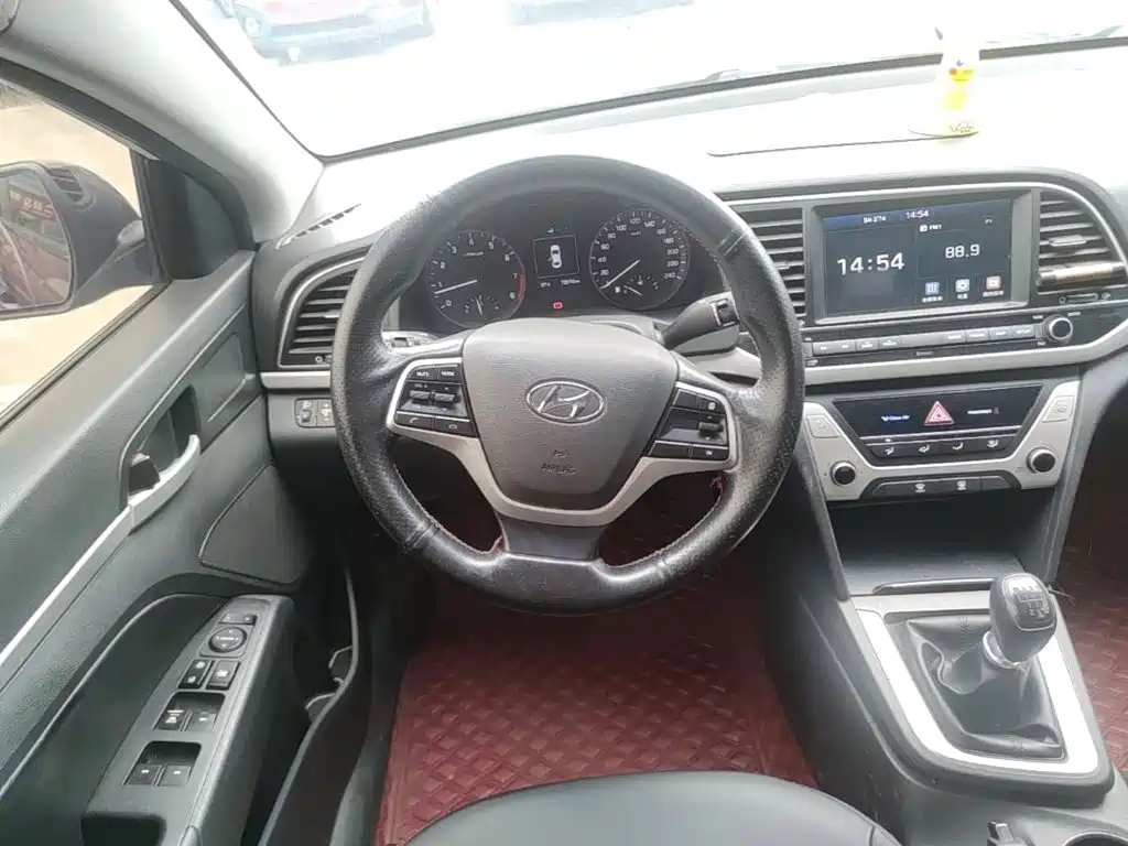Hyundai Elantra — фото 11