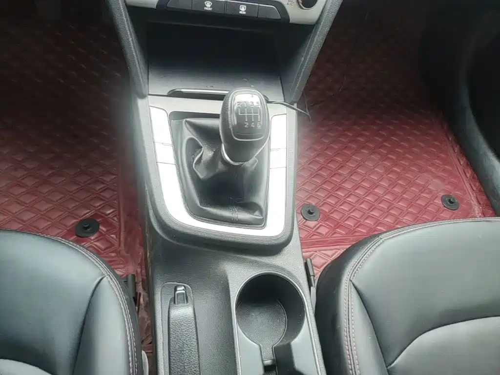 Hyundai Elantra — фото 14