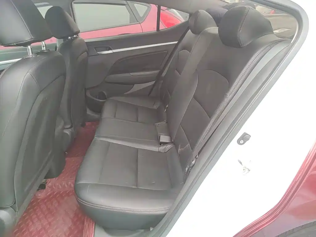 Hyundai Elantra — фото 17
