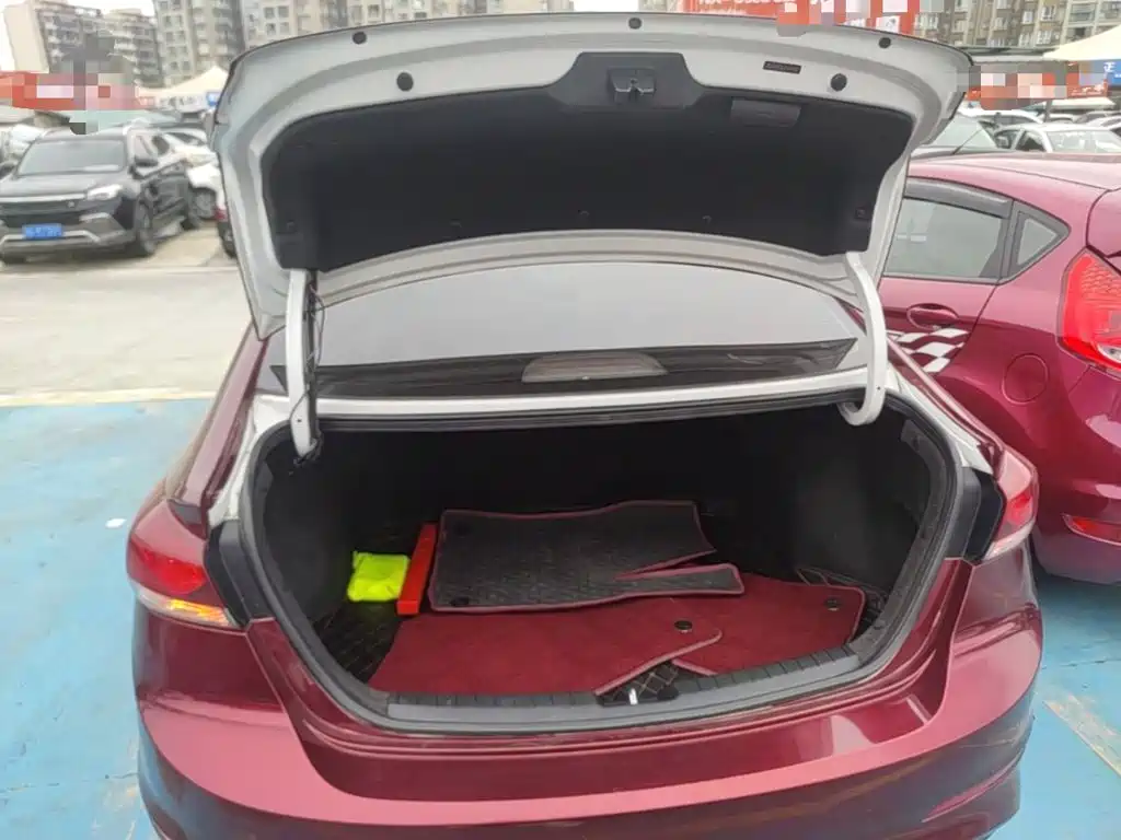 Hyundai Elantra — фото 19
