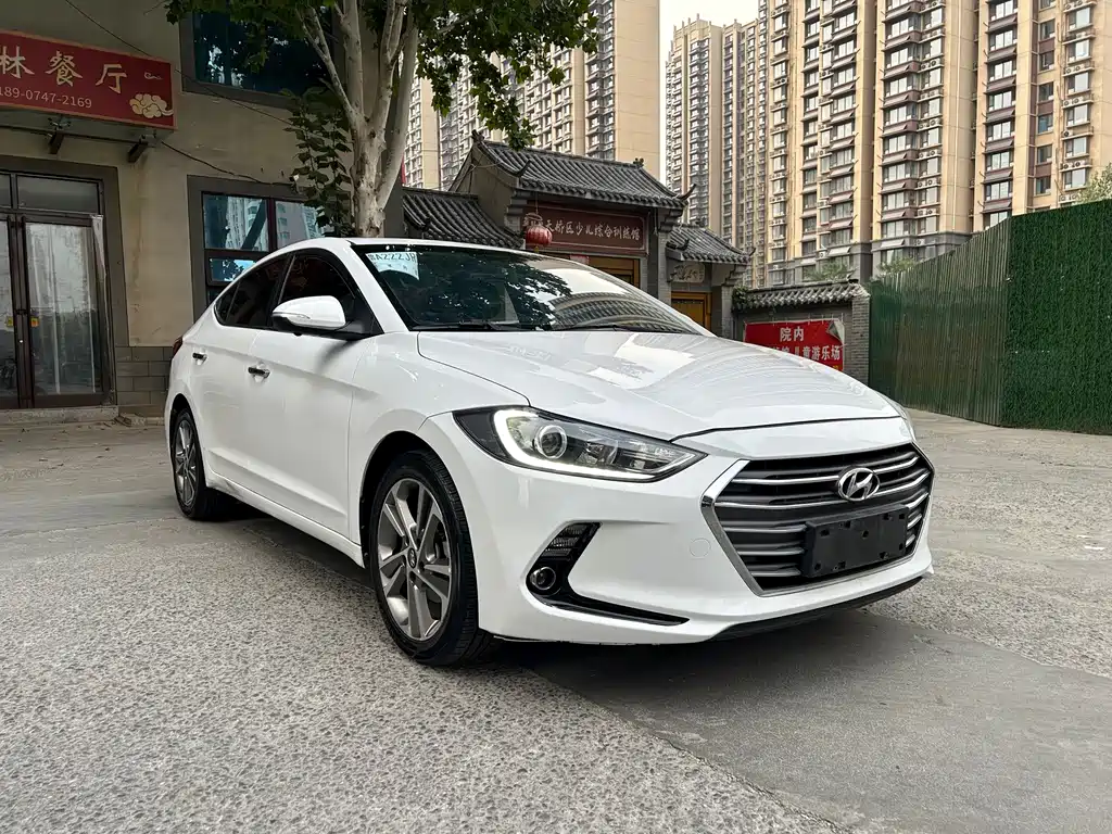 Hyundai Elantra — фото 3