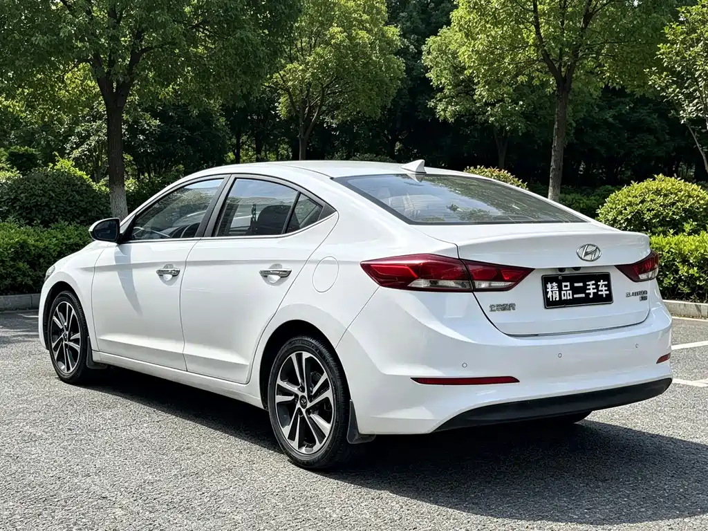 Hyundai Elantra — фото 3