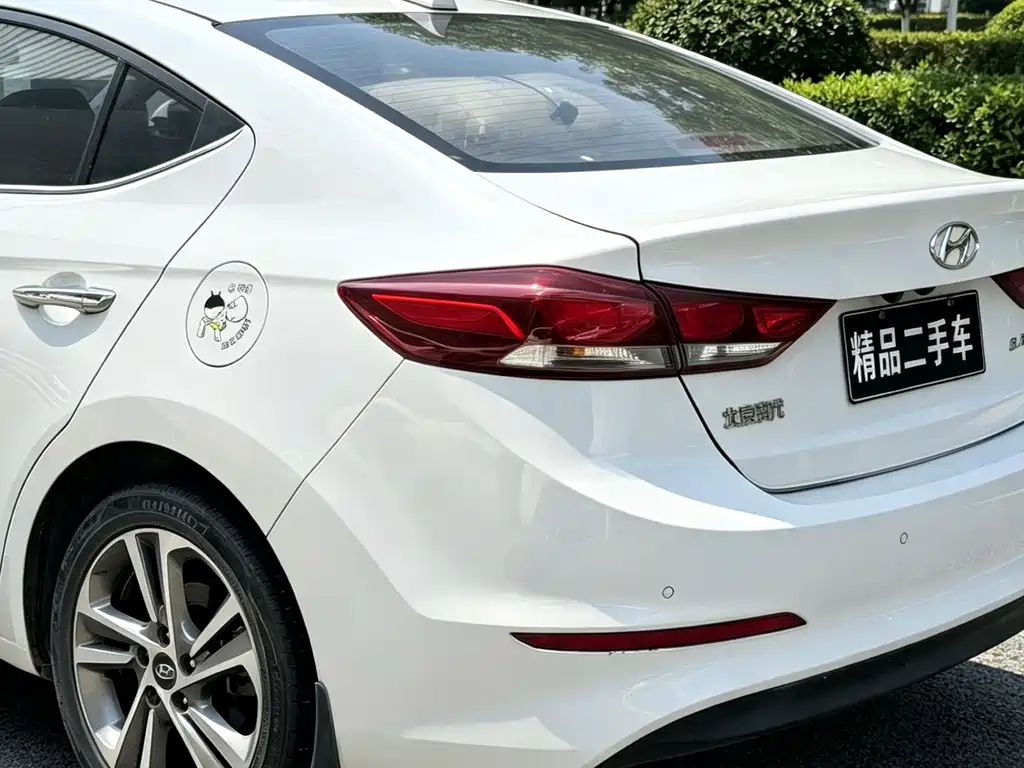 Hyundai Elantra — фото 9