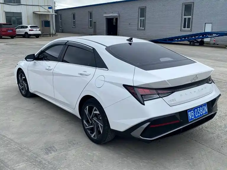 Hyundai Elantra — фото 3