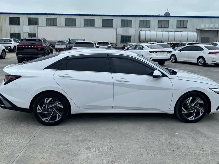 Hyundai Elantra — фото 5