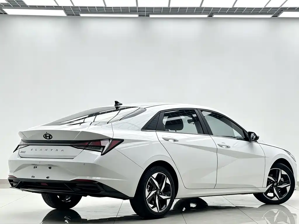Hyundai Elantra — фото 3