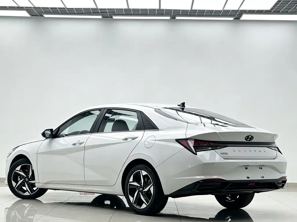 Hyundai Elantra — фото 4