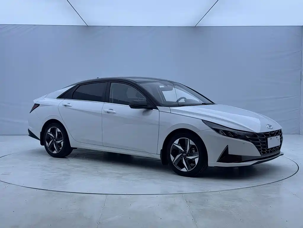 Hyundai Elantra — фото 3