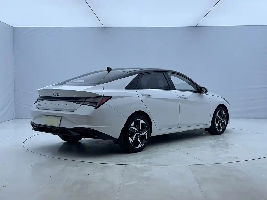 Hyundai Elantra — фото 4
