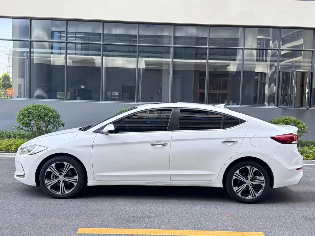 Hyundai Elantra — фото 3