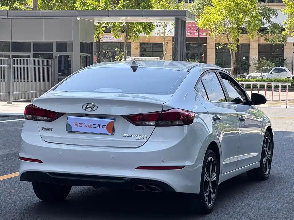 Hyundai Elantra — фото 4