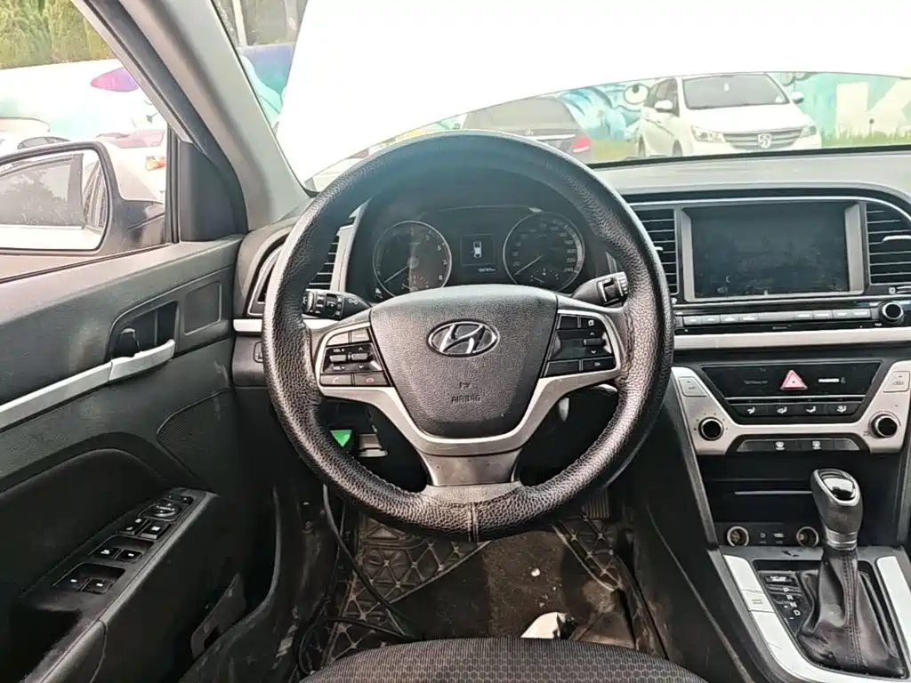 Hyundai Elantra — фото 11
