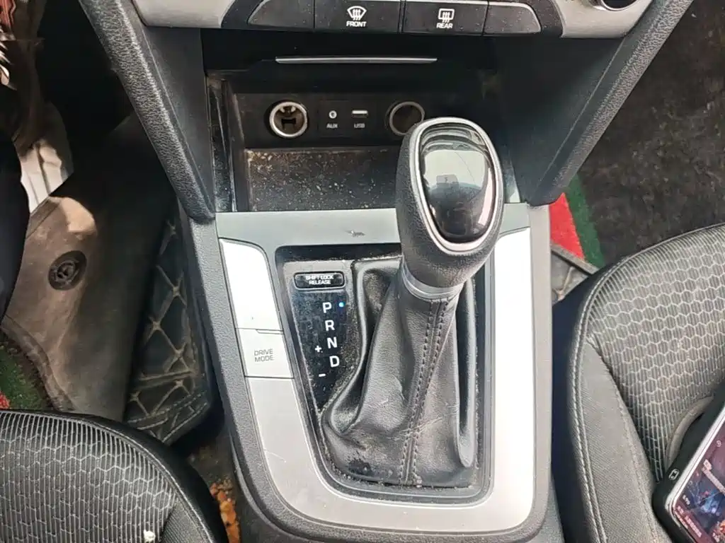Hyundai Elantra — фото 14