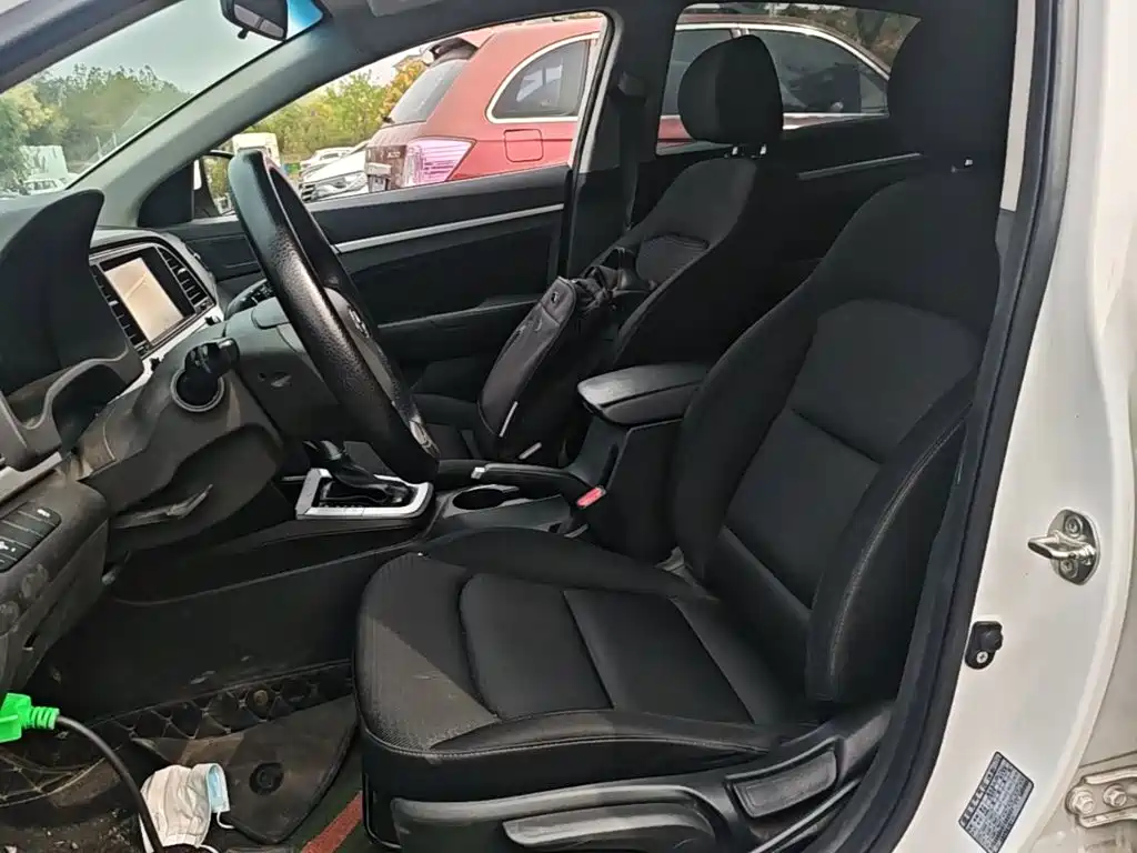 Hyundai Elantra — фото 15