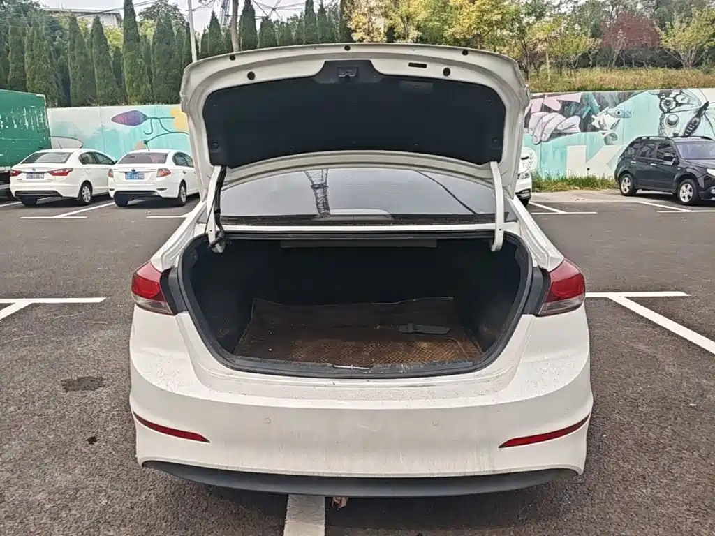 Hyundai Elantra — фото 19