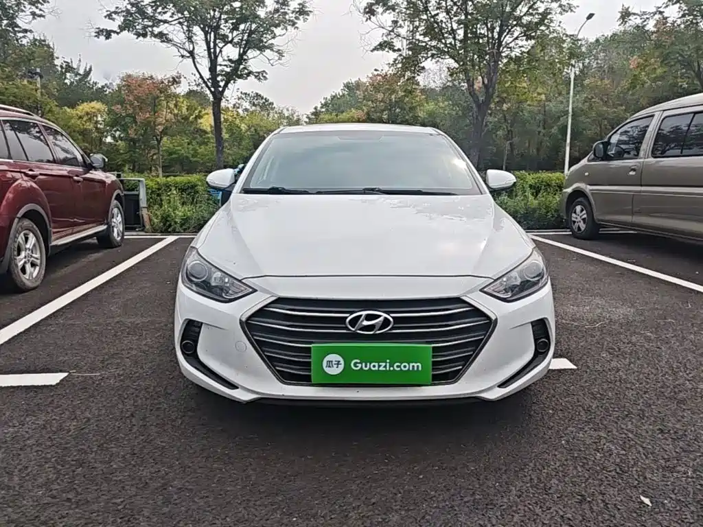 Hyundai Elantra — фото 3