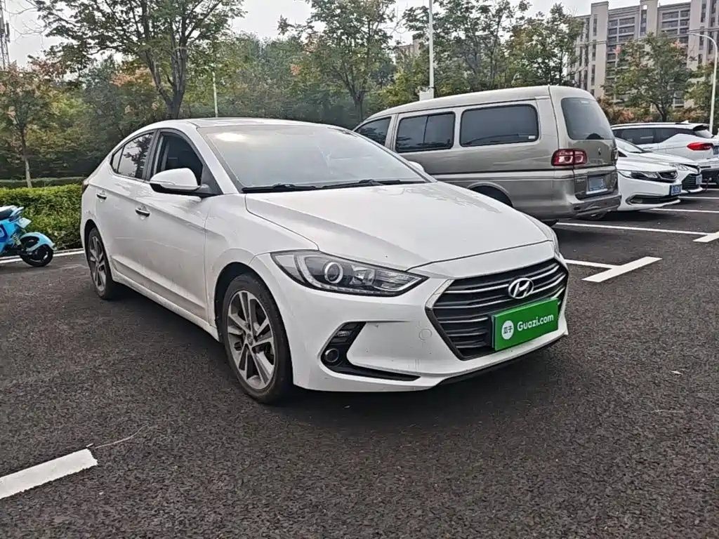 Hyundai Elantra — фото 4