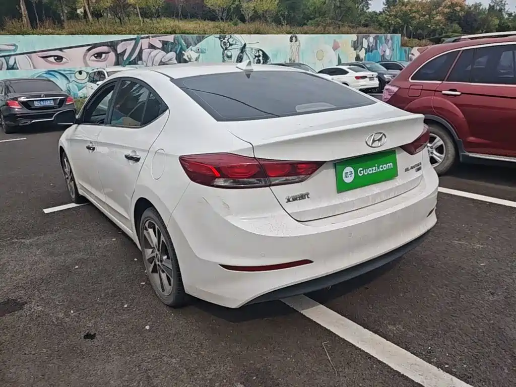 Hyundai Elantra — фото 5