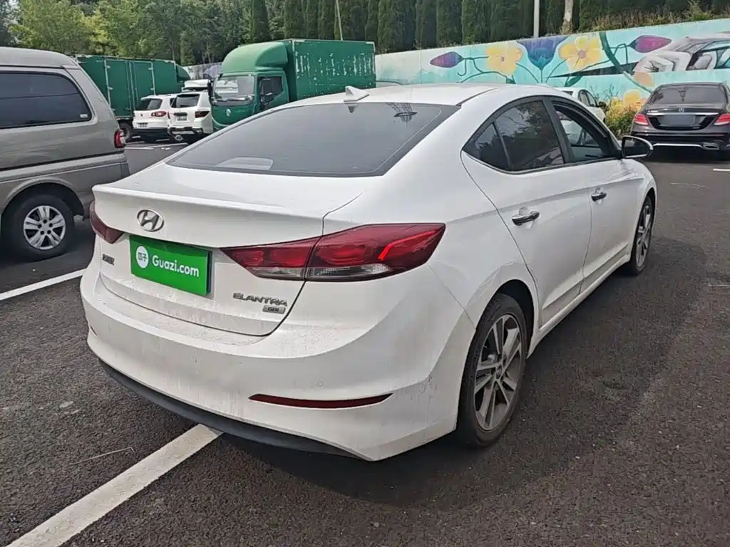Hyundai Elantra — фото 7