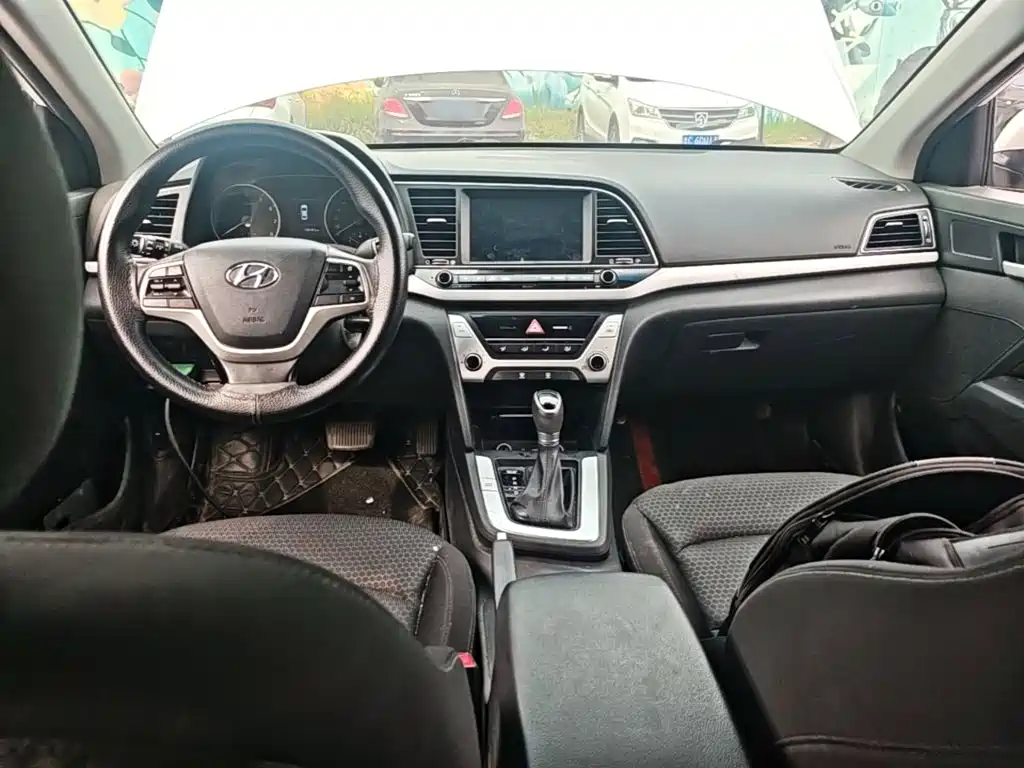 Hyundai Elantra — фото 10