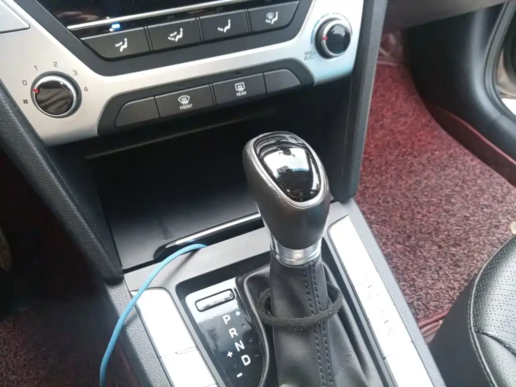 Hyundai Elantra — фото 10