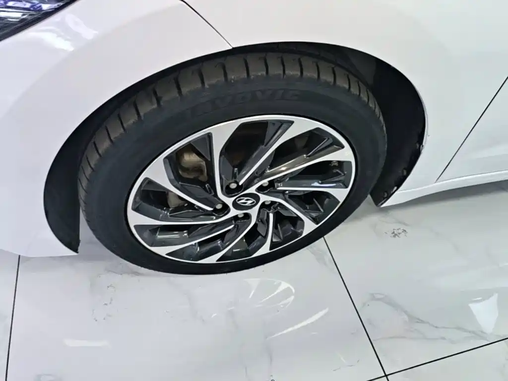 Hyundai Elantra — фото 23