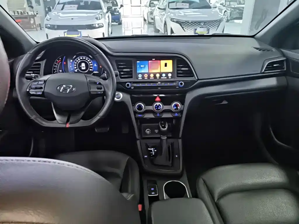 Hyundai Elantra — фото 10