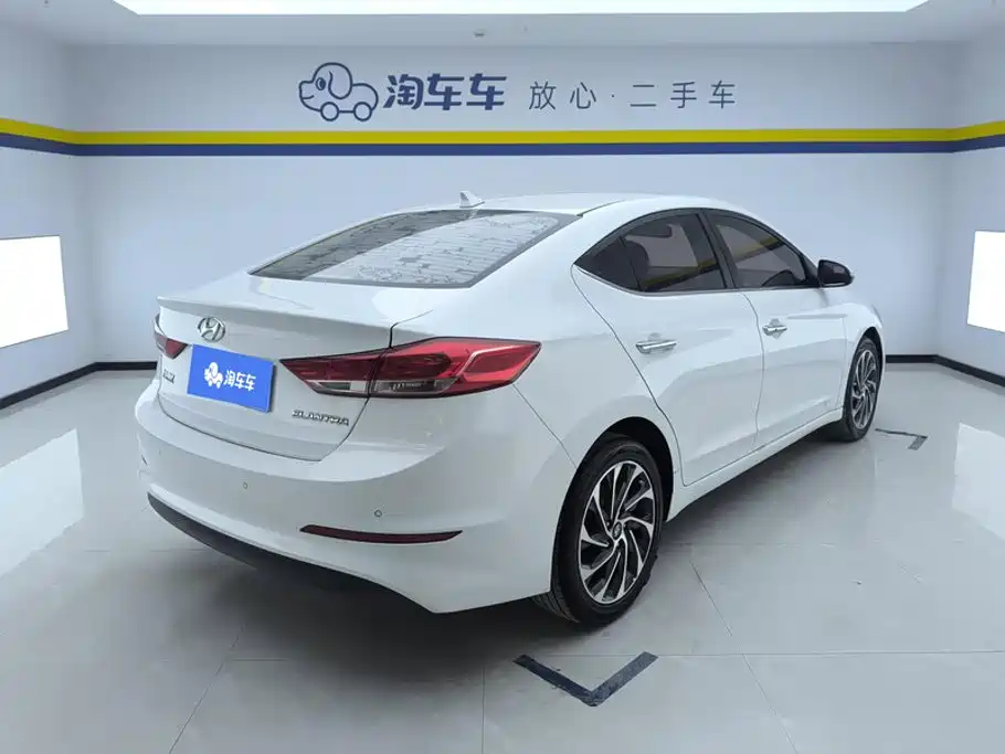 Hyundai Elantra — фото 3