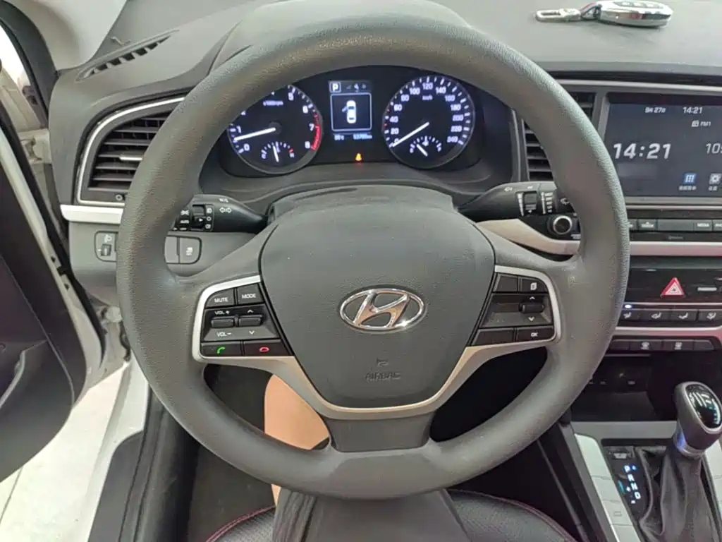 Hyundai Elantra — фото 11