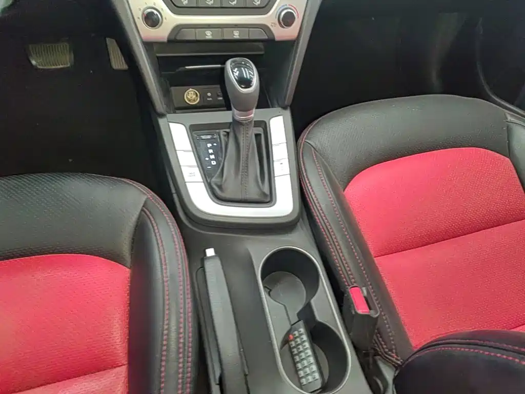 Hyundai Elantra — фото 14