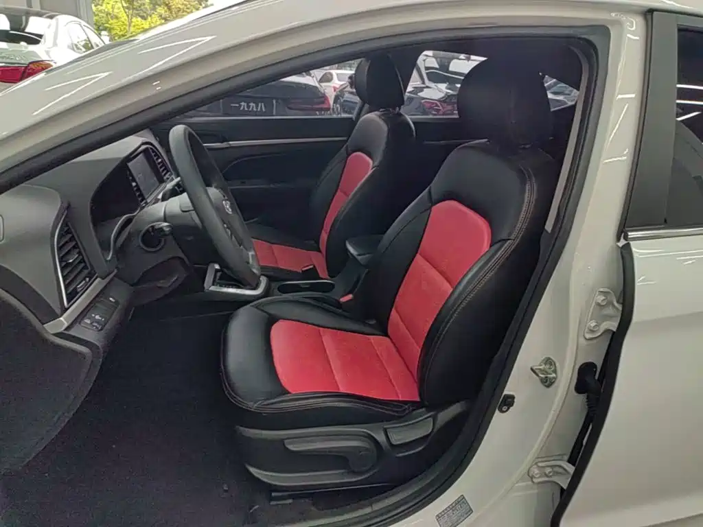 Hyundai Elantra — фото 15