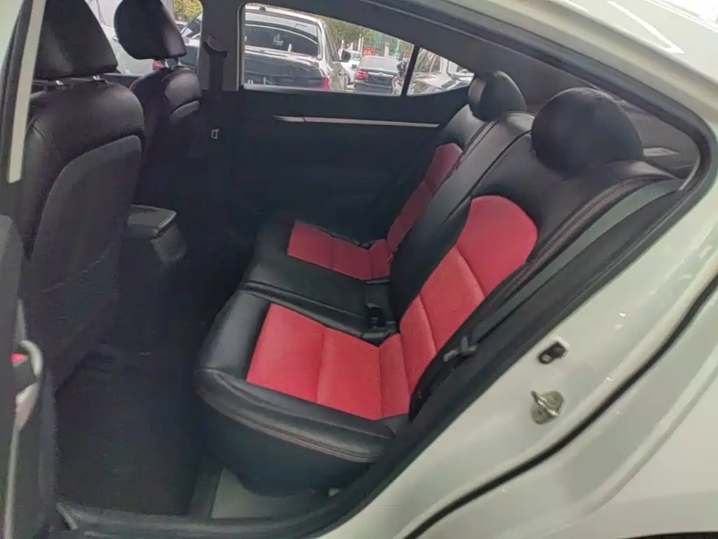 Hyundai Elantra — фото 17