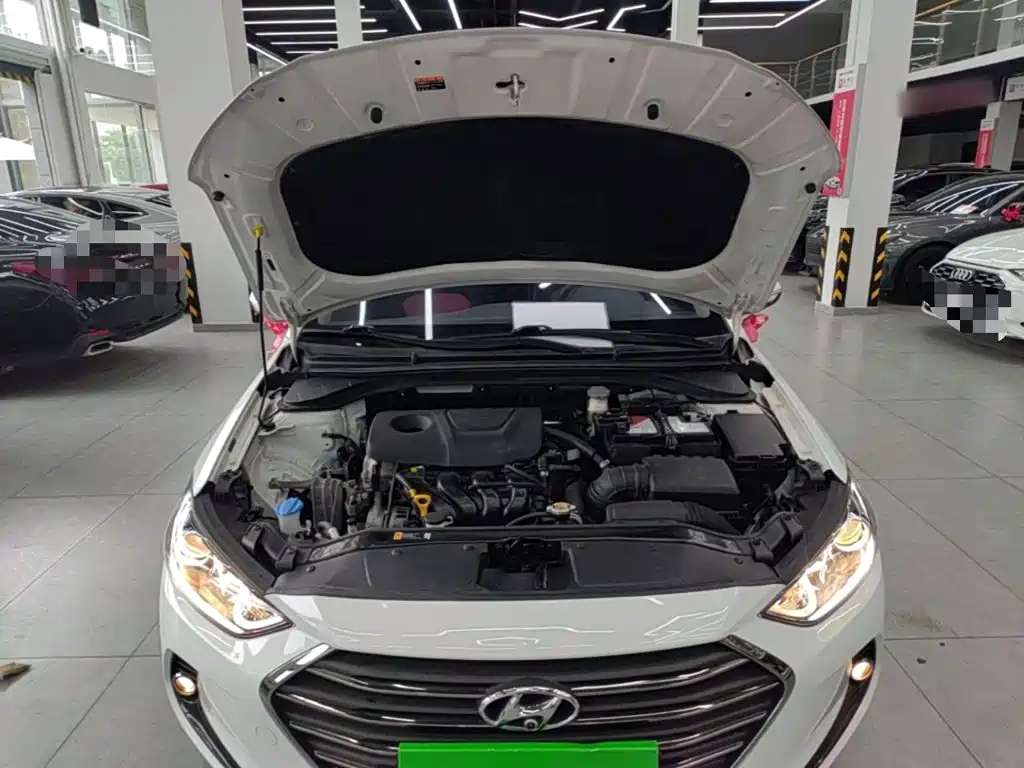 Hyundai Elantra — фото 20