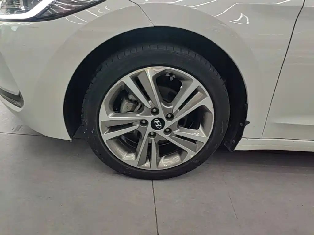 Hyundai Elantra — фото 23